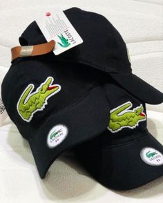 Die Lacoste Cap verkörpert lässige Eleganz🪶 und sportlichen🏃‍♂️ Stil. Mit ihrem ikonischen Krokodil🐊 Logo auf der Vorderseite setzt sie ein markantes Statement. Die hochwertige Verarbeitung und verstellbare Passform sorgen für optimalen Tragekomfort. Ob beim Outdoor-Sport, einem entspannten Stadtbummel🏙️ oder einem Tag am Strand🏖️ diese Cap verleiht jedem Look eine coole Note. Erhältlich in verschiedenen Farben, ist sie ein Must-Have👆 für alle, die Fashion und Funktionalität schätzen. Big Men Fashion, Visor Cap, Clothing Hacks, Hats For Sale, Big Men, Clothing Styles, Streetwear Outfit, Mens Clothing, Men Fashion