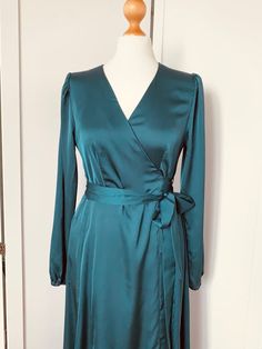 Green Wrap Dress, Silk Maxi Dress, Wrap Bridesmaid Gown, Bridesmaid Wrap Dress, Boho Gown Вы заинтересованы в другой цвет или размер написать мне Пожалуйста, используйте эту диаграмму размера, чтобы выбрать размер US-0: Bust31,5 дюйма / 80 см Waist24,5 дюйма / 62 см Hips34,7 дюйма / 88 см US-2: Bust32,6 дюйма / 83 см Waist25,6 дюйма / 65 см Hips35,8 дюйма / 91 см US-4: Bust33,9 дюйма / 86 см Waist26,8 дюйма / 68 см Hips37 дюйм / 94 см US-6: Bust35 дюйма / 89 см Waist28 дюйм / 71 см Hips38,2 дюйм Fitted V-neck Dress With Sashes, Green Formal Dress With Surplice Neckline, Satin V-neck Wrap Dress For Bridesmaids, Formal Green Dress With Surplice Neckline, Satin V-neck Bridesmaid Wrap Dress, Fitted Green Wrap Dress For Evening, Fitted Bridesmaid Dresses With Surplice Neckline, Fitted Dress With Surplice Neckline For Weddings, Bridesmaid Fitted Maxi Dress With Surplice Neckline