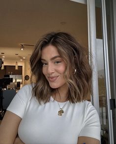 Lived In Brunette Short Hair, Hair At Collar Bone, Chocolate Brown Hair With Highlights Bob, Short Hair Light Brown Highlights, Shorter Haircuts For Thick Wavy Hair, Long Bob Light Brown, Short Wavy Highlighted Hair, Shoulder Length Burnett Hair, Light Brown Hair Lob