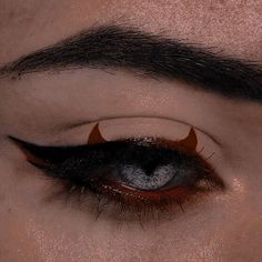 Eye Looks With Eyeliner, Nails Acrylic Grunge Almond, Mean Makeup Look, Halloween Inspired Makeup Eye, Halloween Themed Makeup Simple, Graphic Liner Halloween, Nail Ideas Alt, Red Eyeliner Ideas, Cool Graphic Liner