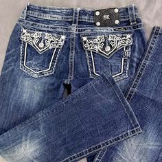 measurements: - size 29 - 15.5 inch waist - 40 inch length - 31 inch inseam - 7.5 inch rise Grunge Mcbling, Casual Grunge, Jeans Bootcut, Womens Jeans, Fancy Dresses, Miss Me, Bootcut Jeans, Low Rise, Halloween Shopping