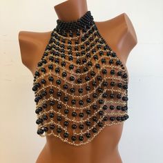 Pearl Body Chain Outfit, Pearl Body Jewelry, Beaded Body Chain, Vest Chain, Mode Coachella, Body Chain Fashion, Pearl Body Chain, Bra Chain, Beads Clothes