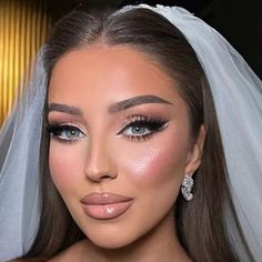 WBYT. on Instagram: "This bridal makeup is perfection 🩶 @v.i.mua  #weddingsbyyourstruly" Winged Bridal Makeup, Hollywood Bridal Makeup, Pink Bridal Makeup Looks, Bridal Makeup Glam, Engagement Makeup Look, Walima Makeup