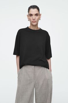 OVERSIZED T-SHIRT Fall Boxy Fit Crew Neck T-shirt, Modern Crew Neck T-shirt For Spring, Casual Relaxed Fit Crew Neck Top, Fall Relaxed Fit T-shirt With Shirttail Hem, Fall T-shirt With Ribbed Neckline For Everyday, Fall T-shirt With Ribbed Neckline, Simple Oversized T-shirt, Relaxed Fit Drop Shoulder T-shirt For Fall, Oversized Relaxed Crew Neck Top