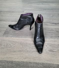 Vintage black ankle leather boots with the zippers on the back. Pointy toes, stiletto high heels. Purple leather lining inside and leather insole. Women Size EU 40 and 6 1/2 UK. Made in Portugal. brand: NEXT condition: normal vintage condition. Signs of wear. Some scratches on the toes, look at the photos, please. measurements: Heels height 10,1 cm / 3.9" in Outsole length 31,3 cm / 12.2" in total height with heel 18 cm / 7" in bottom sole width in widest place 8,7 cm / 3.4" in SIZE: EU 40 - lab Fitted Heeled Boots With Zipper And Pointed Toe, Office Heels With Zipper Closure And Pointed Toe, Office Pointed Toe Heels With Zipper Closure, Pointed Toe Boots With Zipper Closure, Business Heeled Boots With Pointed Toe, Office Pointed Toe Boots With Zipper, Pointed Toe Boots With Zipper Closure For Office, Office Boots With Zipper And Pointed Toe, Business Fitted Heeled Boots With Pointed Toe