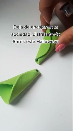 Shrek Arts And Crafts, Shrek Signs Diy, Fantasia Shrek E Fiona, Shrek Family Costume Halloween, Diy Shrek Ears, Shrek Diy Costume, Fiona Costume Diy, Shrek First Birthday Party, Shrek Baby Shower Ideas