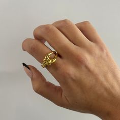 This chunky gold ring is a beautiful piece! Elegant and unique gold knot that is sure to make a statement. - gold filled- Style: Minimalist Gold Chain Ring, Thick Gold Ring, Ring Minimalist, Style Minimalist, Rings For Her, Chain Ring, Gold Filled Chain, Ring For Women, Statement Ring