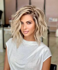 20 Snazzy Short Layered Haircuts for Women - PoPular Haircuts Blonde Hair With Roots, Layered Haircuts For Women, Blonde Wavy Hair, Dark Roots Blonde Hair, Human Wigs, Haircut Styles, Short Layered Haircuts, Penteado Cabelo Curto