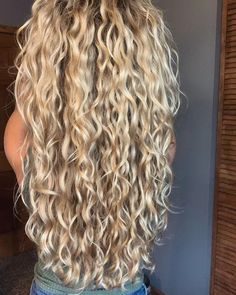 Beautiful curly long hair colors ideas Long Curly Blonde Hair Natural, Long Blonde Hair Perm, Perm On Long Blonde Hair, Really Curly Blonde Hair, Blonde Curly Hair Hairstyles, Blonde Hair Curly Natural, Lived In Blonde Curly Hair, Curly Blonde Hair Naturally, Dirty Blonde Hair With Highlights Curly