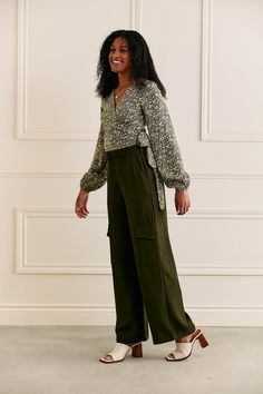 Une magnifique blouse cache-cœur à manches longues. Portez-là avec des jeans pour un look plus décontracté ou encore avec votre pantalon chic pour vos soirées entre filles! Blouse courte portefeuille à manches longues Élastique aux poignets Tissu non extensible Fit ajusté. Nous vous conseillons de choisir votre taille habituelle pour obtenir le même fit que sur les mannequins. Les mannequins mesurent 5pi8 et 5pi11 et portent respectivement les grandeurs petit et très grand. Composition : 100% polyester Chic V-neck Belted Top, Elegant Surplice Neckline Blouse For Party, Trendy Fitted Wrap Top For Fall, Versatile Faux Wrap Top For Fall, Fall Wrap Top, Chic Faux Wrap Top For Fall, Versatile Wrap Top For Workwear In Fall, Trendy Fitted Long Sleeve Wrap Top, Casual Faux Wrap Top For Fall