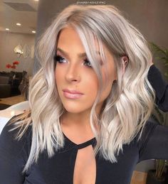 Ice Blonde Hair, Medium Hairstyle, Silver Blonde Hair, Kadeřnické Trendy, Colourful Hair, Gorgeous Hairstyles, Dyed Blonde Hair, Vlasové Trendy