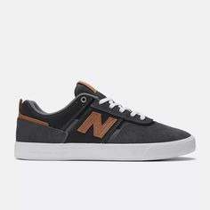 El 306, el modelo característico de Jamie Foy para New Balance Numeric, está diseñado para soportar todo el abuso que Jamie pueda lanzarles. Este modelo cuenta con una base de goma visible única que refuerza la parte superior de gamuza y malla, una suela exterior vulcanizada de perfil bajo para sentir la tabla y una plantilla de EVA moldeada personalizada para mayor comodidad. Una zapatilla que está a la altura de las más altas exigencias del street skateboarding actual y que sale sonriendo.

 D Jamie Foy 306, Street Skateboarding, Jamie Foy, Electric Skateboard Kit, White And Gold Shoes, Military Hoodie, Green Hoodie Men, New Balance Numeric, Skateboard Logo