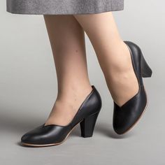 Marilyn 1940s Pumps (Black) – American Duchess 1930s Shoes, 1940s Shoes, American Duchess, Occasion Outfit, Special Occasion Outfits, Beautiful Lines, Shoes Heels Pumps, Black American, Vintage Aesthetic