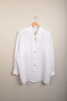 "vintage white bohemian blouse in great vintage condition. This white blouse is a very nice vintage item with great details. Size: 42 (check the measurements) Measurements: - Chest(armpit to armpit)59cm(23.2\") - Length from the backside(Center bottom of the collar to center bottom of the garment): 78cm(30.7\") - Sleeve(COLLAR seam to end of arm cuff): 44cm(17.3\") NOTE: Due to the age, clothing/items can shrink or it may be that the sizing from that time the item was made in, is not the same as White Collared Blouse For Fall, Casual White Blouse With Boho Collar, White Collared Shirt For Fall, White Spring Blouse With Collared Neckline, White Collared Blouse For Spring, White Blouse With Collared Neckline For Spring, Oversized Summer Blouse With Collar, Oversized Collar Blouse For Summer, White Long Sleeve Bohemian Shirt