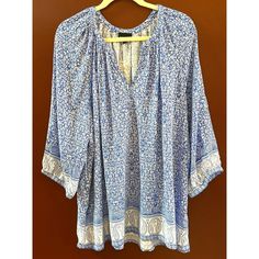 Achieve effortless style with this Jones New York Boho Floral Blouse. The lightweight fabric and beautiful print make it a versatile addition to your wardrobe. * Lightweight and comfortable * Blue and white floral design * 3/4 sleeves with elastic cuffs * Pullover style * Tunic length Style: Bohemian, Bohochic, Cottagecore, Bloomchic,  Content: Rayon Washing Instructions: Hand Wash Measurements: Armpit to armpit: 29" Back of Collar to Bottom Hem: 30" We ship most items out the next business day. Please contact us with any additional questions. We are happy to combine shipping when possible. Thank you! 2467 Features: * Bohemian, Boho, Cottagecore, Bloomchic Size: Womens 3X Condition: New Without Tags Cottagecore Bohemian, White Floral Design, Boho Cottagecore, Blue And White Floral, Tunic Length, Boho Floral, Jones New York, Floral Blouse, Pullover Styling