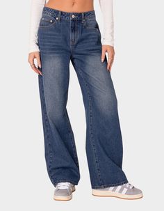 Nothing Says Effortlessly Chic Like These Mid-Rise Jeans. Pair It With A Basic Tee, Or A Cute Party Top, And You'll See Why These Jeans Are A Staple In Every It Girl's Closet. Jeans. Relaxed Fit. Mid Rise Waist. 100% Cotton. Model Wears Size S. Model Height Is 5'8. Item Care: Machine Wash At Maximum Of 30ºc, Do Not Bleach, Tumble Dry Low, Iron At A Maximum Of 110ºc, Do Not Dry Clean. | Edikted Karie Relaxed Mid Rise Jeans Images Esthétiques, Relaxed Jeans, Cute Jeans, Cute Everyday Outfits, Low Rise Jeans, Party Tops, Mid Rise Jeans, Basic Tee, Dream Clothes