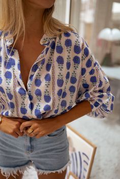 Patterned Marley Shirt – Easy Clothes North America Parisian Style Outfit, Clothes Europe, Parisian Women, White Bra, Patterned Shirt, White Bras, Flowy Sleeves, Women's Shirt, Work Wardrobe