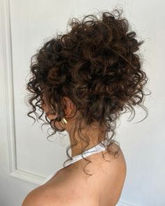 Curly hair is versatile, dynamic, and beautiful, but it can sometimes feel tricky to manage. The right hairstyle can make all the difference, enhancing your curls’ natural texture and shape while ensuring they look their best. Whether you have loose waves or tight coils, there are countless hairstyles that work perfectly for curly hair. From short, Elegant Curly Wedding Hair, Bridesmaid Hair For Off The Shoulder Dress, Hair Inspiration Wedding Guest, Curly Bridal Ponytail, Hair Up Do For Short Hair, Bridal Hair Low Bun Curly, Casual Curly Hairstyles Natural Curls, Long Curly Wedding Hair With Veil, Whimsical Updos Bridal Hairstyles