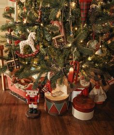 Vintage Inspired Christmas Tree, Vintage Christmas Toys, Traditional Christmas Decorations, Christmas Decor Inspiration, Cottage Christmas, Christmas Tree Inspiration, Aesthetic Tumblr, Old Christmas, Antique Christmas