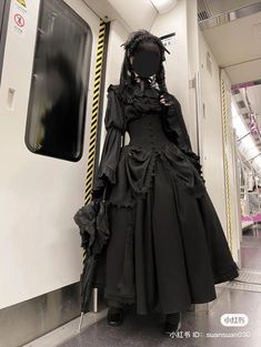 Gothic Wardrobe Outfit, Gothic Lolíta Aesthetic, Gothic Winter Coat, Japanese Goth Aesthetic, Winter Gothic Outfits, Gothic Ouji Fashion, Japanese Goth Fashion, Victorian Goth Outfits, Goth Lolitas