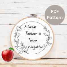 a cross stitch pattern with an apple and the words, a great teacher is never forgotten