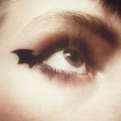 Cat Eyes are nice… but Bat Eyes are better. Happy #Halloween Smashing Pumpkins Makeup, Dark Crusader, Bat Eyes, Special Outfits, Winged Eye, Rad Clothes, Rock N Roll Style, Best Makeup Brushes, Spooky Treats