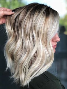 Scene Hair Colors, Hair Color Caramel, Blonde Roots, Creamy Blonde, Balayage Blonde, Winter Hair Color, Trendy Hair Color, Trendy Hair, New Hair Colors