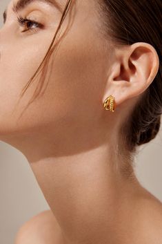 The Harvest Duo Huggie Earrings feature a charming wheat ear motif in a unique 2-in-1 design that exudes natural beauty and undeniable elegance. Crafted with a luxurious 3-micron thick 18K gold plating, the earrings boast a smooth and refined finish, adding a touch of sophistication to any outfit. Designed to be versatile for everyday wear, they are the perfect addition to elevate your daily style. Parisa Wang, Huggie Earrings Gold, Gold Vermeil Jewelry, The Harvest, Vermeil Jewelry, Daily Style, Huggie Earrings, Huggies Earrings, Gold Plating