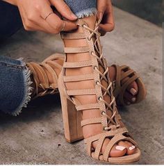 Heel Sandals Outfit, Spring Heels, Clothing Tips, Unique Heels, Well Dressed Women, Shoes Ideas, Sandals Outfit, Closet Goals, Combat Boot