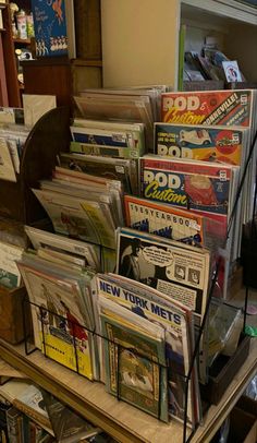 there are many magazines on display in the store