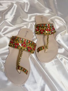 Kolhapuri juti, also known as Kolhapuri chappal, is a traditional South Asian footwear style originating from the Kolhapur region of Maharashtra. These chic sandals are handmade from leather and are known for their distinctive design, featuring intricate stitching and adorned with embellishments like beads and embroidery. Kolhapuri jutis are popular for their durability, comfort, and unique aesthetic, making them a favorite choice for both traditional and contemporary fashion statements. Kolhapuri Chappals Woman Style, Pakistani Chappal, Sandals Indian, Kolhapuri Chappals, Indian Sandals, Punjabi Jutti, Chic Sandals, Fashion Statements, Luxury Women