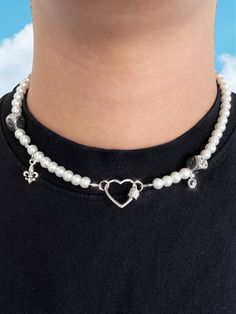 Trendy Pearl Necklace With Heart Beads, Trendy Pearl Necklaces With Heart Beads, Pearl Necklace Outfit How To Wear, Pearl Necklace Stack, Pearl Necklace Outfit, Necklace Outfit, Creating Jewelry, Jewelry Choker, All Eyes