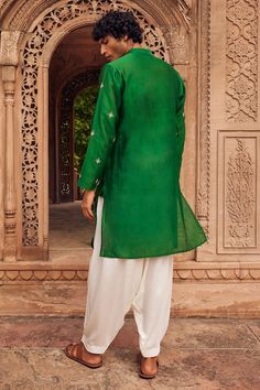 Buy Green Chanderi Silk Embroidery Samir Bloom Work Kurta And Salwar Set For Men by Seema Nanda Online at Aza Fashions. Semi-stitched Chanderi Kurta With Resham Embroidery, Semi-stitched Resham Embroidery Chanderi Kurta, Chanderi Kurta With Resham Embroidery For Navratri, Chanderi Straight Kurta With Resham Embroidery, Unstitched Chanderi Kurta With Dabka Work, Semi-stitched Chanderi Sherwani With Cutdana, Transitional Chanderi Kurta With Zari Work, Silk Kurta With Dabka Work For Eid, Chanderi Kurta With Resham Embroidery For Diwali