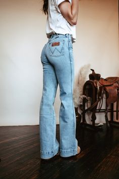 Western Woman’s Outfits, Mexico City Outfit Ideas, Vestiti In Jeans, Western Boutique, Looks Country, Jumpsuit Jacket, Look Cool, Bell Bottoms