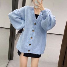 Oversized Cardigan Outfit, Oversized Knitted Cardigan, Spring Sweater Outfits, College Sweater, Knitted Cardigan Sweater, Blazer Mini Dress, Outfit Korean, Cute Cardigans, Button Sweater