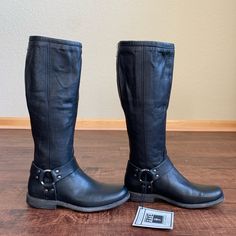 -Designer = Frye. -Size=6.5b. Trunk 58 -Color= Black. Rugged Vintage Leather.1 -Style= Riding Cowgirl Boots. Made In Mexico . -Heel Height =2.6cm -Height= Measured At Top Tip Of Boots To Bottom Tip Of Heel=39cm -Circumference = Measured At Topmost Part Of Shoes Starting From One One All Around To Same Point = Approximately 35.5cm -Circumference Measured Around Mid Shine Area Starting From One Point All Around To Same Point =30cm -Genuine And Authentic Or Your Money Back.0 Trunk 58 Leather Moto Boots For Riding In Fall, Rugged Leather Moto Boots With Wide Calf, Casual Wide Calf Leather Moto Boots, Frye Engineer Boots, Tall Combat Boots, Tan Leather Boots, Black Leather Riding Boots, Short Leather Boots, Mid Boots