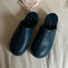 Rare Teal Color Way! Never Worn Before, Damaged By My Terribly Behaved Cats. They’re Incredibly Comfortable, Images Of Damages, But Hardly Noticeable When Worn! Who’s Looking That Closely At Your Shoes Anyway. Size 39 Best Fits 8.5-9 Simon Miller Bubble Clog, Thrift Ideas, Chill Fits, Simon Miller, Your Shoes, Teal Color, Clogs Shoes, Teal Colors, Statement Pieces