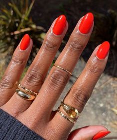 Unghie estive 2021 💛 idee originali per manicure semplici da realizzare Mail Colors Black Women, Nails Brown Skin Black Women, Dark Nail Colors On Brown Skin, Summer Nail Colors Black Women, Nail Colors For Black Women, Neon Red Nails, Nails On Black Skin, Black Girls Nails