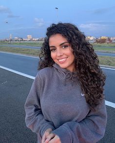 Curly Hair Latina, Short Fluffy Hair, Curly Hair Color Ideas, Curly Hair Color, Hair Latina, Two Color Hair, Curly Hair Drawing, Mode Zara, Colored Curly Hair