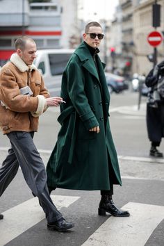 Streetwear Inspiration, Mode Casual, Men Street, Green Coat, Streetwear Men Outfits, Coat Outfits, Mens Winter Fashion, Men Looks, Mens Streetwear