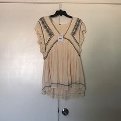 Nwt Free People Ivory Dress W/ Pockets Size Large Flowy V Neck Dress Msrp $108 Beige A-line Bohemian Dress, Neutral V-neck Spring Dress, Bohemian Beige A-line Dress, Sleeveless Beige Boho Dress For Spring, Spring Beige Boho Tunic Dress, Cream V-neck Bohemian Mini Dress, Beige V-neck Rayon Dress, Spring Neutral V-neck Dress, Beige Tunic Mini Dress For Spring