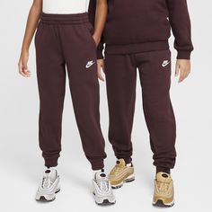 Warm up without breaking stride in these cozy joggers. Smooth on the outside, brushed soft on the inside, this lightweight fleece is an easy layer when you want a little extra warmth. Enjoy them whether you're on the court or in the classroom counting down the minutes till you can go play again. Sporty Brown Sweatpants For Winter, Nike Sweatpants For Winter, Nike Solid Sweatpants For Winter, Comfortable Nike Fleece Joggers, Comfortable Nike Joggers, Nike Winter Joggers With Elastic Waistband, Sporty Brown Joggers For Fall, Fall Sporty Brown Joggers, Brown Cotton Sporty Joggers