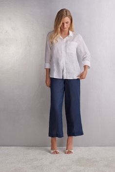 Linen cloth shirt with front pocket and cuffed sleeves. Relaxed fit.
The model is 5’ 9” (175 cm) tall and is wearing a size S. Unstructured Solid Linen Shirt, Effortless Linen Button-up Blouse, Button-up Linen Blouse For Loungewear, Relaxed Linen Button-up Blouse, Oversized Linen Button-up Blouse, Ddd Cup, Super Push Up, Strapless Bralette, Promo Gifts