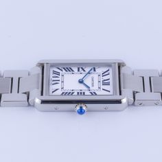 Cartier Tank Solo riferimento 3169. Il Cartier Tank Solo misura una cassa in acciaio inossidabile di 27×35 mm, una lunetta liscia in acciaio inossidabile e un braccialetto sofisticato. Il Cartier 3169 presenta un quadrante bianco con i classici indici romani neri in stile Cartier e lancette blu. Questo Cartier Tank Solo presenta un movimento al quarzo con un vetro zaffiro sulla parte superiore. Tra le protezioni della corona dell'orologio troverai la straordinaria corona con punta in zaffiro blu Cartier Tank Solo, Cartier Tank, Patek Philippe Nautilus, Breitling Navitimer, Rolex Day Date, Rolex Gmt, Audemars Piguet Royal Oak, Rolex Daytona, Omega Speedmaster