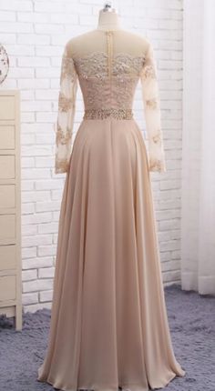 فساتين السهرة الشمبانيا طويلة الأكمام Champagne Party Dress, Evening Dress Outfit, Simple Gown, Jr Bridesmaid, Champagne Evening Dress, Champagne Party, Garden Party Dress, Long Sleeve Dress Formal, Dress Beige