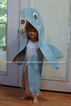 Dolphin / Shark Costume - foam, glue, spray paint. For parade just do headpiece and dress in grey or blue. Fish Costume Kids, Diy Dolphin, Fish Costumes, Whale Costume, Sea Creature Costume, Creature Costume, Dolphin Costume, Nemo Costume