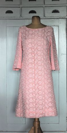 1960's Pink lace mod dress.    Materials Cotton Lace Fully lined  No Label. Zipper in the back  Very good vintage condition. Size M - please check measurements Armpit to armpit 42 cm - Waist  16,53" Hips 90 cm - 35,4" Length from shoulder to waist 37 cm - 14,56" Length from shoulder to hem 111 cm - 43,7" Follow us on Instagram @by_waltz https://www.instagram.com/by_waltz/ Vintage Lace Mini Dress For Spring, Vintage Lace Dress With Scalloped Lace, Vintage Knee-length Lace Dress, Spring Vintage Lace Dress With Scalloped Lace, Vintage Scalloped Lace Dress For Spring, Vintage Lace Wedding Mini Dress, Pink Lace Dress, Mod Style, Lace Pink Dress