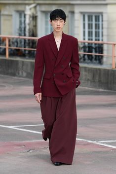 Mens Fashion Week Street Style, Menswear Runway, Street Style Outfits Men, Street Fashion Men Streetwear, Red Suit, Mens Fashion Week, Fashion Suits For Men, Mens Fashion Streetwear, Prom Outfits