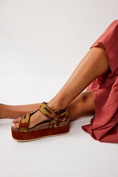 Cork Platform Sandals For Summer, Brown Cork Wedge Sandals For Summer, Summer Platform Cork Sandals, Summer Cork Platform Sandals, Summer Brown Cork Wedge Sandals, Casual Platform Sandals With Cork Material, Casual Cork Platform Sandals, Brown Cork Footbed Sandals For Spring, Brown Cork Footbed Sandals For Summer