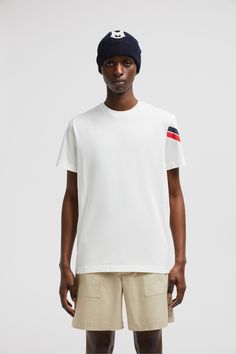 Geared for city living, this t-shirt is characterized by a sporty interpretation of the tricolor on the sleeve. The crew neck has short sleeves and is perfect for casual, layered looks. Sporty Short Sleeve T-shirt With Side Stripes, Sports T-shirt With Contrast Stripes And Crew Neck, White Sports T-shirt With Side Stripes, White Short Sleeve T-shirt With Signature Stripes, White Short Sleeve T-shirt With Side Stripes, Casual Crew Neck T-shirt With Side Stripes, White Short Sleeve Tops With Signature Stripes, White Casual Tops With Side Stripes, Contrast Stripes Sports T-shirt